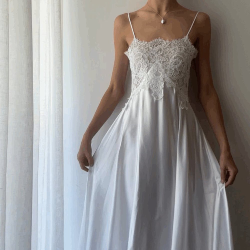 EXQUISITE WHITE SATIN LACE BODICE DETAIL GOWN/SLIP (S)